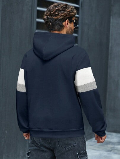 Manfinity Homme بلوفر ذو غطاء رأس مطبوع عليه حرف باللون المقسم من النسيج للرجال كبار الحجم