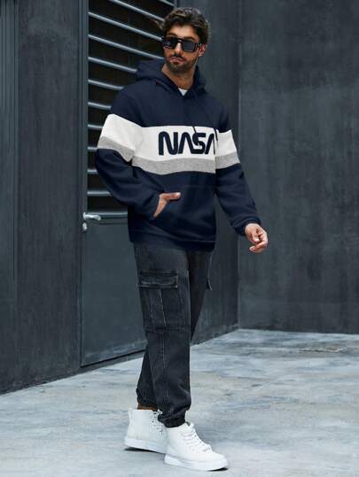 Manfinity Homme بلوفر ذو غطاء رأس مطبوع عليه حرف باللون المقسم من النسيج للرجال كبار الحجم