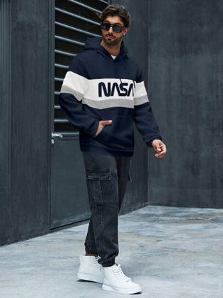 Manfinity Homme بلوفر ذو غطاء رأس مطبوع عليه حرف باللون المقسم من النسيج للرجال كبار الحجم