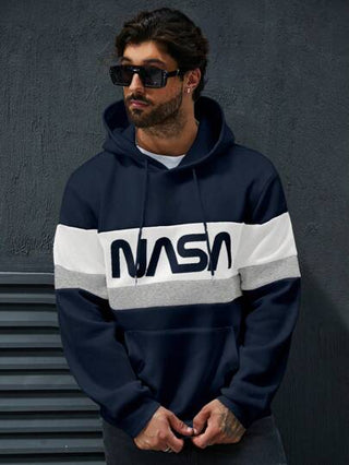 Manfinity Homme بلوفر ذو غطاء رأس مطبوع عليه حرف باللون المقسم من النسيج للرجال كبار الحجم