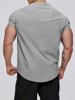 Manfinity Fitness تي شيرت رياضي كاجوال للرجال بطبعات حرفية، بأكمام قصيرة وياقة طاقم، لارتداء اليومي