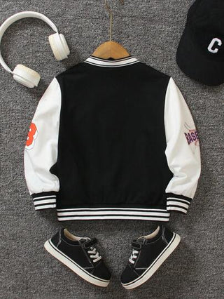 معطف جاكيت البيسبول الخريف/الشتاء للصبية القراصنة قطعة واحدة، مصنوع من قماش مبرد مجدول مخصص، ناعم ومريح، مزين في الأمام بجيوب وهمية بألوان متضادة، وحرف مطرز والرقعة الدببة الرياضية، الأكمام اليسرى مع الرقم 28 بلون متضاد، الأكمام اليمنى مع طباعة شعار البيس