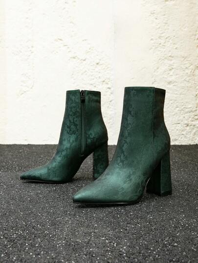 بوت رياضية قصيرة مزودة بسوستة جانبية ذو طبعة جلد الثعبان الأحمر للنساء ، ذات رقبة مدببة وكعب سميك ، موضة خريف وشتاء 2024 ، مناسبة مع التنانير