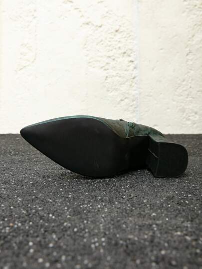 بوت رياضية قصيرة مزودة بسوستة جانبية ذو طبعة جلد الثعبان الأحمر للنساء ، ذات رقبة مدببة وكعب سميك ، موضة خريف وشتاء 2024 ، مناسبة مع التنانير