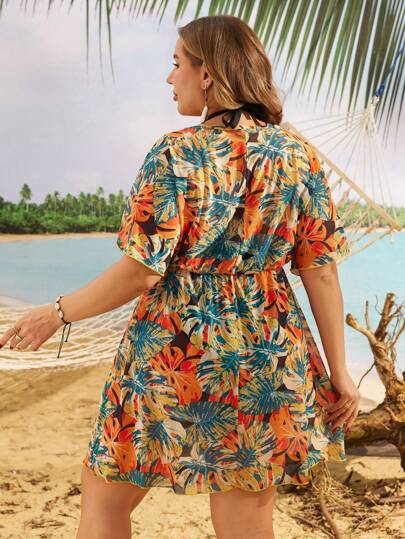 Swim Lushoire فستان بأكمام قصيرة وياقة على شكل V مزين بطبعات الورود الاستوائية للمقاسات الكبيرة مع غطاء للصيف