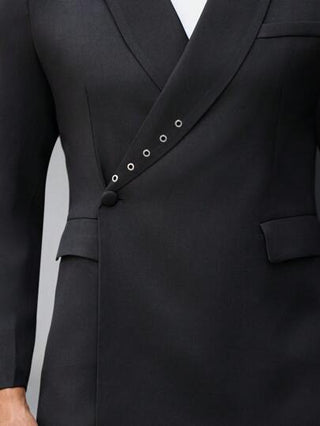 Manfinity Bizformal بدلة رجالية أنيقة للحفلات والأعياد والاستخدام اليومي، تصميم قصات مائلة بياقة معدنية، قطعتان ملائمة وتأطيرية للجسم باللون الأسود