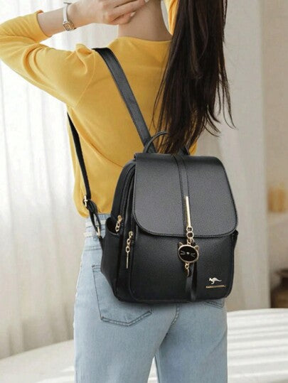 في عام 2024، حقيبة الظهر الكلاسيكية ذات السحّاب الأحادي الوجه والسعة الكبيرة بالطراز الرجعي الجديد للجامعة، تصميم زخرفي معلق لمشبك معدني حيواني، هذه الحقيبة مناسبة للتسوق في الجامعة