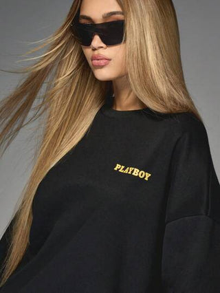 MISSGUIDED Missguided x Playboy بلوزة رياضية قطنية كاجوال فضفاضة مريحة طويلة الأكمام بطبعة غلاف مجلة أمامي وخلفي لموضة الشتاء والخريف، طراز ريترو عصري، بلوفر