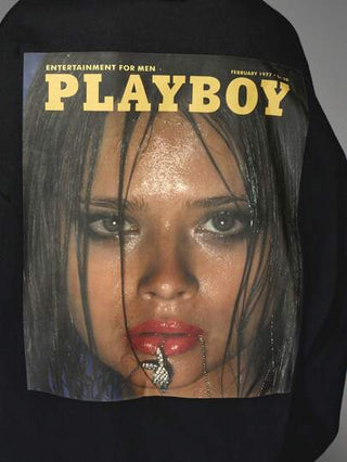 MISSGUIDED Missguided x Playboy بلوزة رياضية قطنية كاجوال فضفاضة مريحة طويلة الأكمام بطبعة غلاف مجلة أمامي وخلفي لموضة الشتاء والخريف، طراز ريترو عصري، بلوفر