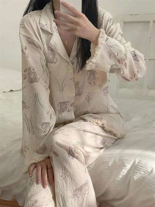 مجموعتان من الملابس النوم للنساء،تتميز بطبعة أرنب باللون المشمشي مع شراريب، ملابس علوية بأكمام طويلة وبأزرار أمامية وبنطلون فضفاض طويل،مناسب للارتداء المنزلي في الربيع والخريف،مجموعة مكونة من قطعتين