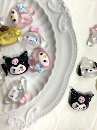 Sanrio 28 قطعة من الزخارف المصغرة للأظافر على شكل رسومات كرتونية جميلة من الراتنج، علامات الحب الرائعة للهدايا الشخصية، طقم زخارف أظافر كاواي، مستلزمات أظافر