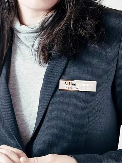 قلادة لوحة الاسم المخصصة قطعة واحدة - شارة هوية الاسم الشخصي المحفور - دبوس صدر من الفولاذ المقاوم للصدأ المنقوش حسب الطلب 70X20 مم - تصميم مربع مناسب للمكتب والارتداء اليومي