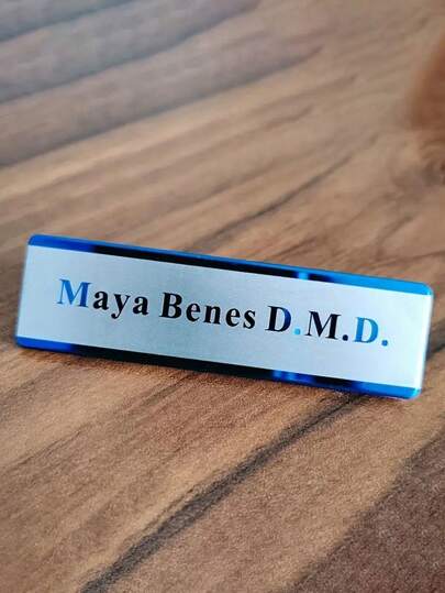 قلادة لوحة الاسم المخصصة قطعة واحدة - شارة هوية الاسم الشخصي المحفور - دبوس صدر من الفولاذ المقاوم للصدأ المنقوش حسب الطلب 70X20 مم - تصميم مربع مناسب للمكتب والارتداء اليومي