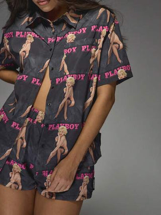 MISSGUIDED Missguided x Playboy طقم بيجاما مكون من قميص بأكمام قصيرة وشورت بطباعة جرافيك كاملة، مجموعة مطابقة للبيجاما ليوم الفلانتاين