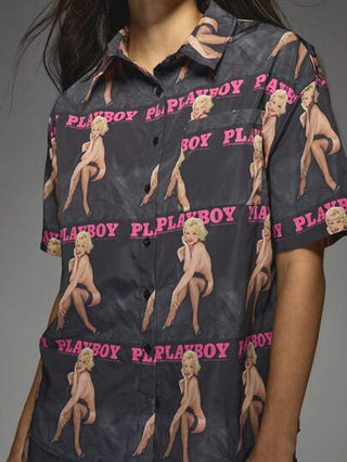 MISSGUIDED Missguided x Playboy طقم بيجاما مكون من قميص بأكمام قصيرة وشورت بطباعة جرافيك كاملة، مجموعة مطابقة للبيجاما ليوم الفلانتاين