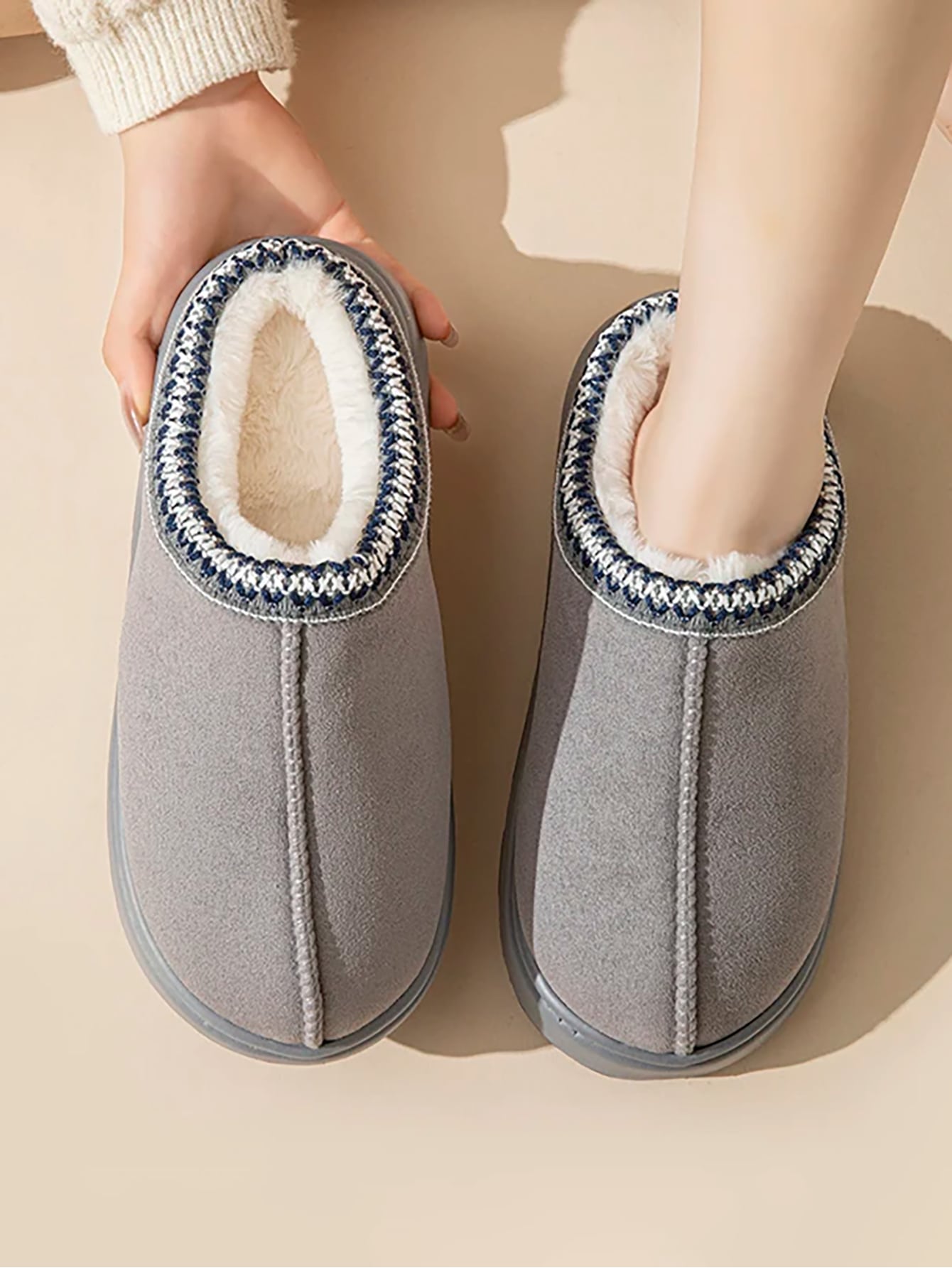 زوج من الأحذية المنزلية الكتانية بأسلوب بوهيمي ، دافئة للاستخدام الداخلي والخارجي ، للشتاء