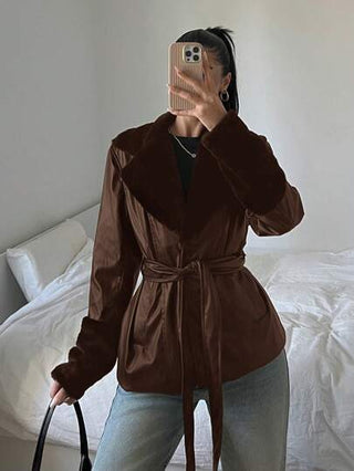 EZwear معطف جلد اصطناعي مخصر مع طوق فرو لموضة المرأة، خريفي
