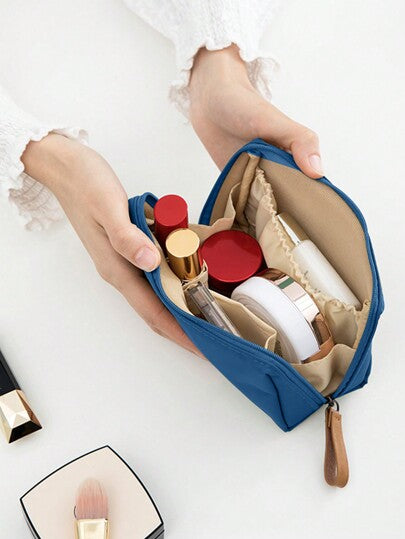 1 قطعة محقنة أزرق داكن لتنظيم مستحضرات التجميل في السفر والرحلات ، حقيبة مضادة للبخاخ ، محمولة للاستخدام المنزلي/في الرحلات ، مقسم ملحقات التجميل والعناية الشخصية ، هدايا ضرورية شنطة تجميل مع سوسطة