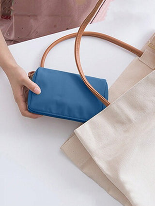 1 قطعة محقنة أزرق داكن لتنظيم مستحضرات التجميل في السفر والرحلات ، حقيبة مضادة للبخاخ ، محمولة للاستخدام المنزلي/في الرحلات ، مقسم ملحقات التجميل والعناية الشخصية ، هدايا ضرورية شنطة تجميل مع سوسطة