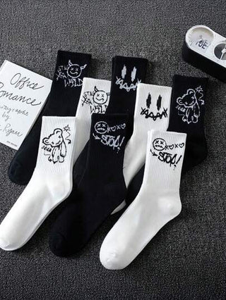 10/20 زوج من جوارب منتصف الساق للرجال بأساليب عشوائية من الرسوم الكرتونية الأسود والأبيض المحفورة، مريحة وقابلة للتهوية، جوارب الطاقم مناسبة للارتداء اليومي