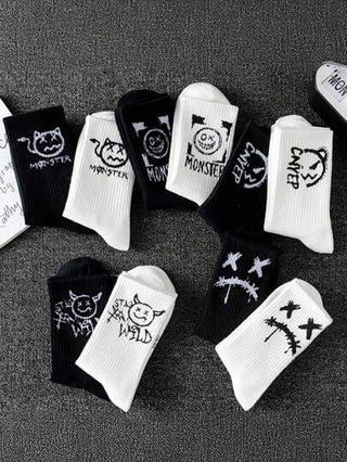 10/20 زوج من جوارب منتصف الساق للرجال بأساليب عشوائية من الرسوم الكرتونية الأسود والأبيض المحفورة، مريحة وقابلة للتهوية، جوارب الطاقم مناسبة للارتداء اليومي