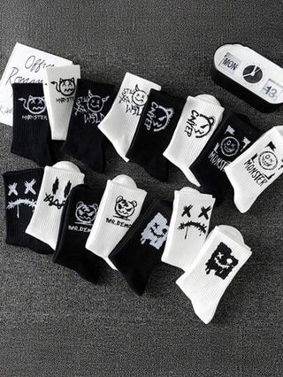 10/20 زوج من جوارب منتصف الساق للرجال بأساليب عشوائية من الرسوم الكرتونية الأسود والأبيض المحفورة، مريحة وقابلة للتهوية، جوارب الطاقم مناسبة للارتداء اليومي