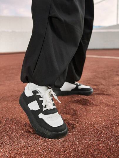 أحذية رياضية كاجوال بنات مريحة بقاعدة ناعمة باللون الأبيض والأسود بتصميم عصري متعدد الاستخدامات، مناسبة لجميع المواسم