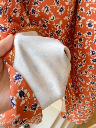 فستان أطفال Blossori فستان بياقة بيتر بان وأزرار أمامية للفتيات الصغيرات، ألوان متباينة مع طباعة أزهار صغيرة أنيقة فرنسية باللون الأحمر، للخريف/الشتاء