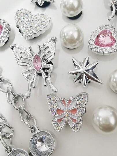 16 قطعة من الأقراط المزينة بأشكال فراشات جذابة من ABS وأقفال وردية ، إكسسوارات واكسسوارات وأزين ذات مظهر مجوهرات فضية، مناسبة لتزيين الأحذية والحقائب وغير ذلك، هدايا عيد الميلاد والهالوين وحفلات (الأحذية غير مشمولة)