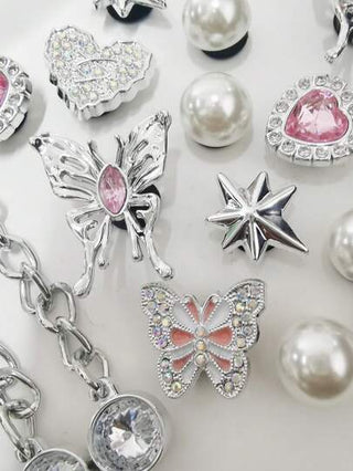 16 قطعة من الأقراط المزينة بأشكال فراشات جذابة من ABS وأقفال وردية ، إكسسوارات واكسسوارات وأزين ذات مظهر مجوهرات فضية، مناسبة لتزيين الأحذية والحقائب وغير ذلك، هدايا عيد الميلاد والهالوين وحفلات (الأحذية غير مشمولة)