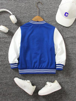 SHEIN جاكيت كارديجان بصدر واحد ملابس الأولاد الصغار، برقبة قائمة مُزينة بنمط حرف إنجليزي مطبوع، أطراف الأكمام والذيل بشريط متباين، مناسبة للجينز والملابس الرياضية اليومية، لإبراز أسلوب البساطة والنشاط، مثالية لارتدائها يومياً بالمدرسة أو التجول أو السفر أ