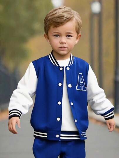 SHEIN جاكيت كارديجان بصدر واحد ملابس الأولاد الصغار، برقبة قائمة مُزينة بنمط حرف إنجليزي مطبوع، أطراف الأكمام والذيل بشريط متباين، مناسبة للجينز والملابس الرياضية اليومية، لإبراز أسلوب البساطة والنشاط، مثالية لارتدائها يومياً بالمدرسة أو التجول أو السفر أ