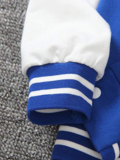 SHEIN جاكيت كارديجان بصدر واحد ملابس الأولاد الصغار، برقبة قائمة مُزينة بنمط حرف إنجليزي مطبوع، أطراف الأكمام والذيل بشريط متباين، مناسبة للجينز والملابس الرياضية اليومية، لإبراز أسلوب البساطة والنشاط، مثالية لارتدائها يومياً بالمدرسة أو التجول أو السفر أ