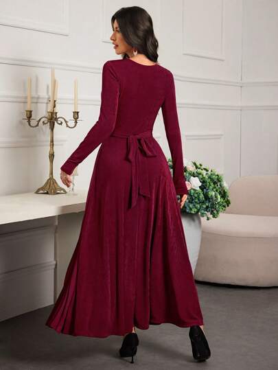 Modelyn فستان طويل أنيق للسهرة بطول كامل للنساء بلون أساسي، ياقة مستديرة وأكمام طويلة، مزين بتصميم متقاطع الخصر