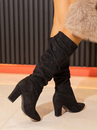 بوت طويلة تصل إلى الركبة ذات تأثير تجاعيد وإصبع قدم مدبب وكعب سميك، تصميم نحيف، متعدد الألوان، مجموعة خريف/شتاء 2024، للنساء