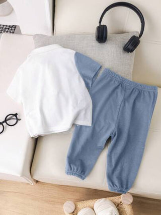 SHEIN 2 قطعة / مجموعة ملابس عادية للأولاد الرضع، تتكون من بولو بياقة وأكمام قصيرة مطبوع عليها طبعة رنة والشورت من لون متباين، مريحة ومناسبة للارتداء في المنزل أو الخارج