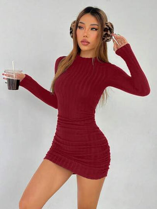 PETITE فستان أسود رقيق بياقة عالية مخطط