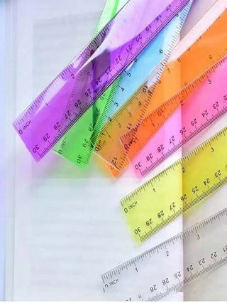 أدوات مكتبية ومدرسية قطعة واحدة مسطرة بلاستيكية متعددة الألوان بطول 30سم، شفافة بحافة مستقيمة، ذات حافتين متجهتين ومقياسين بارز للرؤية السهلة
