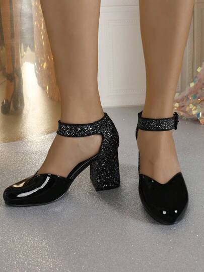 كعب عالي أسود بكعب سميك مرصع بالترتر مع فتحات دائرية للنساء