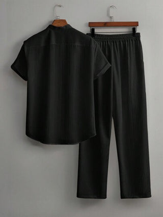 Manfinity Homme طقم رجالي 2 قطعة بقميص كاجوال أكمام قصيرة بلون سادة ذو ملمس خشن وبنطال بخصر رباط واسع مستقيم الساق، طقم ملابس شتوية وخريفية للرجال باللون الأبيض