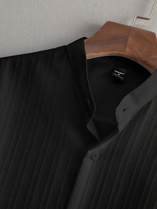 Manfinity Homme طقم رجالي 2 قطعة بقميص كاجوال أكمام قصيرة بلون سادة ذو ملمس خشن وبنطال بخصر رباط واسع مستقيم الساق، طقم ملابس شتوية وخريفية للرجال باللون الأبيض