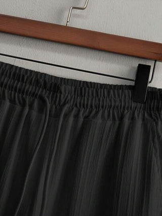 Manfinity Homme طقم رجالي 2 قطعة بقميص كاجوال أكمام قصيرة بلون سادة ذو ملمس خشن وبنطال بخصر رباط واسع مستقيم الساق، طقم ملابس شتوية وخريفية للرجال باللون الأبيض