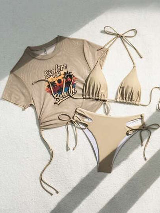 Swim بيكينى بطابع صيفى على شكل طقم بأعلى خطاف وأسفل تقسيم البنطلون، ذو أربطة ظهر مفتوحة وأعلى شفاف مطبوع عليه طباعة بأحرف