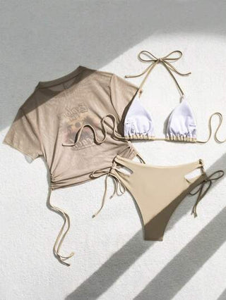 Swim بيكينى بطابع صيفى على شكل طقم بأعلى خطاف وأسفل تقسيم البنطلون، ذو أربطة ظهر مفتوحة وأعلى شفاف مطبوع عليه طباعة بأحرف