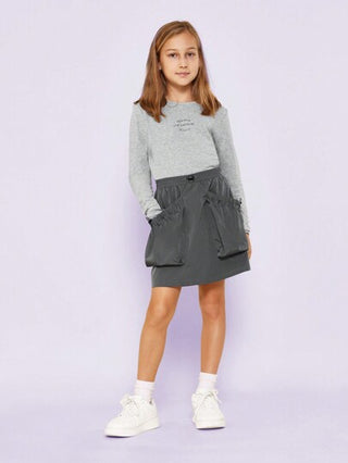 girls-sets SUMWON مجموعة قطعتين مكونة من تيشيرت أكمام طويلة ذو تطريز ملتف وتنورة مع جيب لفئة المراهقات المريحة