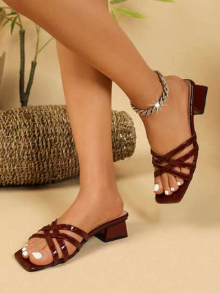 صنادل نسائية بكعب سميك مسطحة ذات حزام متقاطع ، لون أحمر ، بطراز فرنسي ، جديدة لصيف 2024 ، صنادل بحزام متقاطع متوسط الكعب ، صنادل خيالية الجمال بفتحة للأصابع