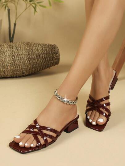 صنادل نسائية بكعب سميك مسطحة ذات حزام متقاطع ، لون أحمر ، بطراز فرنسي ، جديدة لصيف 2024 ، صنادل بحزام متقاطع متوسط الكعب ، صنادل خيالية الجمال بفتحة للأصابع