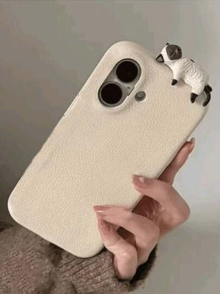 غطاء هاتف جلدي مطبوع بتصميم قطة كرتونية 3 أبعاد مستلقية بنمط ليتشي، متوافق مع iPhone 16 15 13 14 12 برو ماكس بلس، غطاء خلفي ناعم