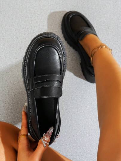 أحذية أوكسفورد حريمي أحذية كاجوال بكعب سميك مقاس كبير للسيدات ذات فتحة دائرية، كعب سميك جديد للربيع والخريف، ذات قاعدة سميكة مريحة متعددة الاستخدامات لأماكن العمل، أحذية جلدية منصة صغيرة بالطراز البريطاني البسيط