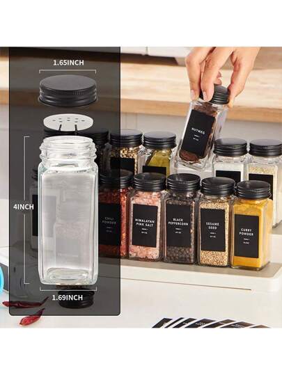 مجموعة زجاجات البهارات 4 أوقية مربعة ذات أغطية خشبية لتخزين البهارات والتوابل لأغراض المطبخ والشواء، ويمكن ترتيبها في رف البهارات. (يجب ملء محتويات الملصقات بنفسك)